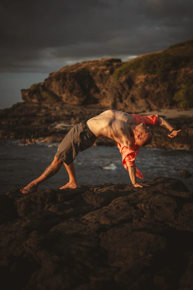 Pratique du yoga dans la cocoteraie de l’Étang Saint-Paul