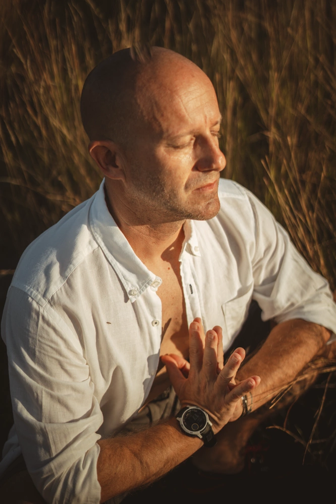 Posture de gainage latéral en Power Yoga sur une plage