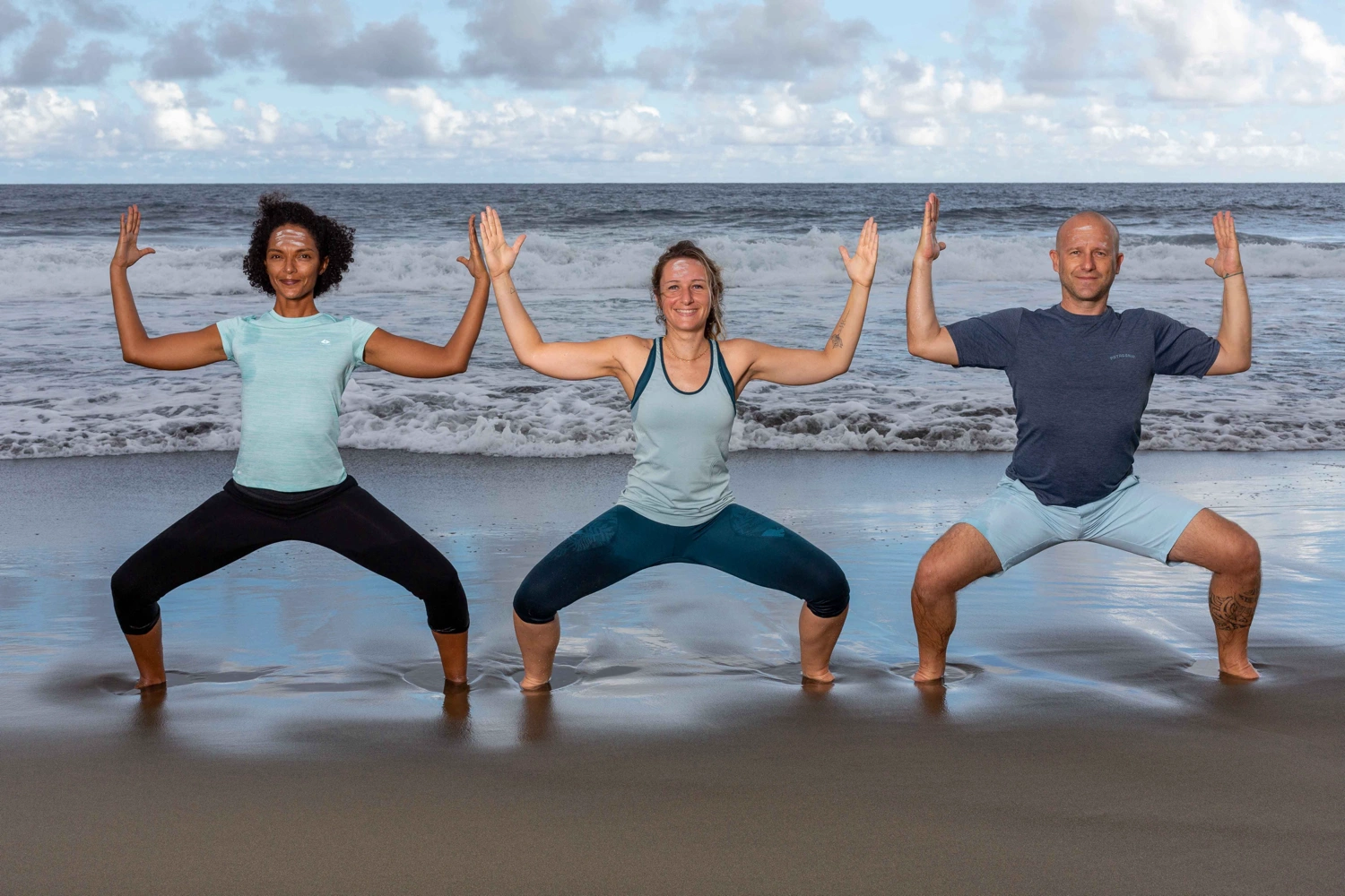 Groupe inclusif pratiquant une posture simple de Hatha Yoga